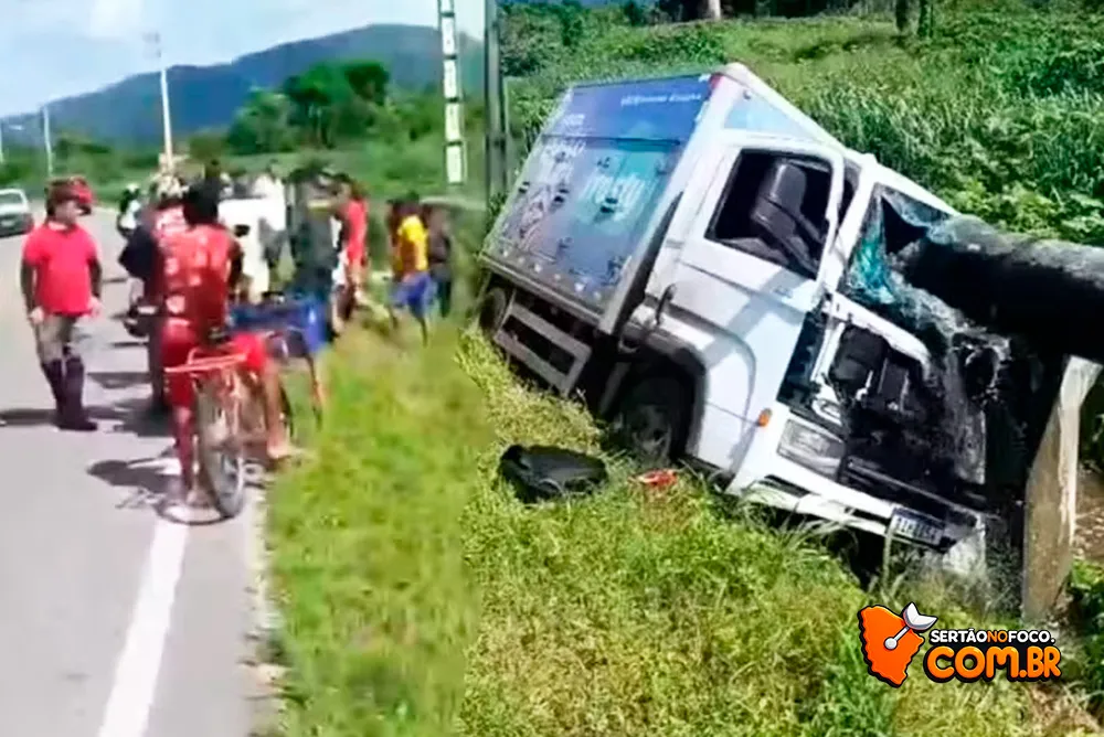 Colisão brutal entre caminhão e moto deixa casal morto na CE-350, na Grande Fortaleza